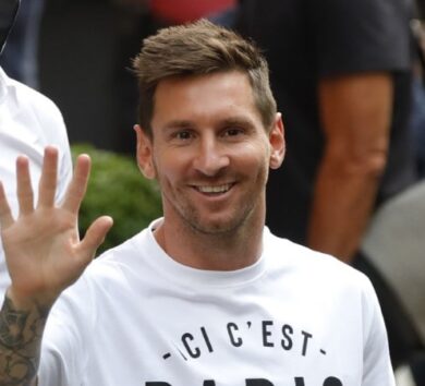 Lionel Messi arrives in Paris to join Paris St Germain