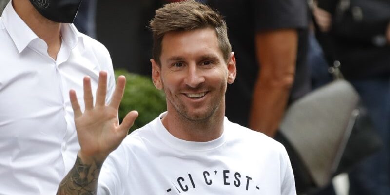 Lionel Messi arrives in Paris to join Paris St Germain